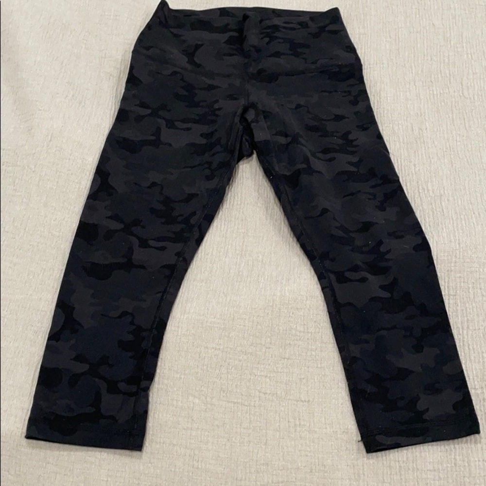 LULULEMON cropped wunder under camo legging